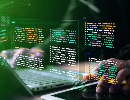 Hände auf einer Tastatur, überblendet mit Code-Fragmenten